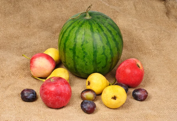 Färsk frukt på på säck bakgrunden — Stockfoto