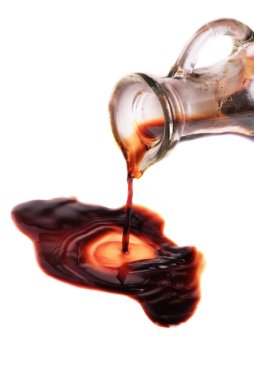 Beyaz arka plan üzerinde izole balsamik sirke ile sürahi