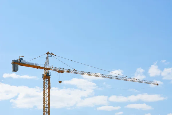 Grúa torre sobre fondo cielo azul —  Fotos de Stock