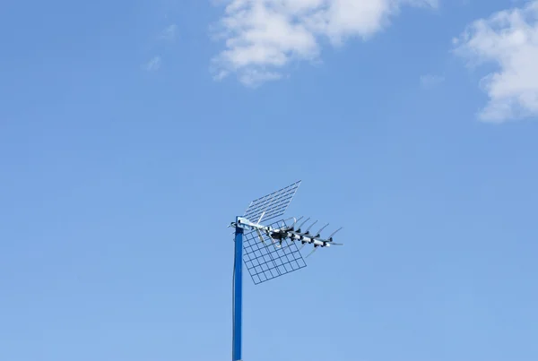 Primer plano de una antena de televisión contra un cielo azul — Foto de Stock