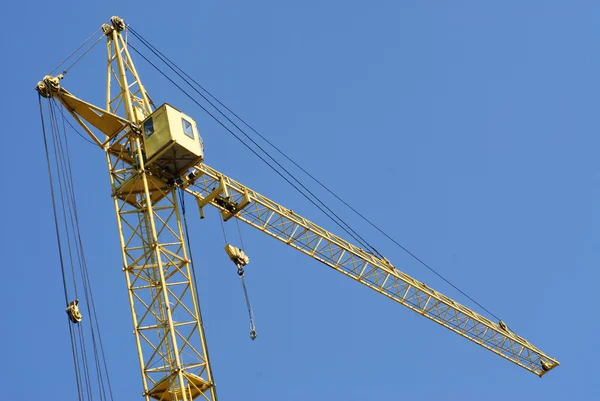 Grúa torre sobre fondo cielo azul —  Fotos de Stock