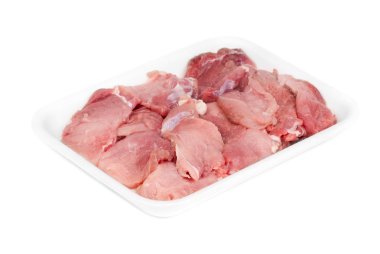 Beyaz arkaplanda izole edilmiş çiğ et 