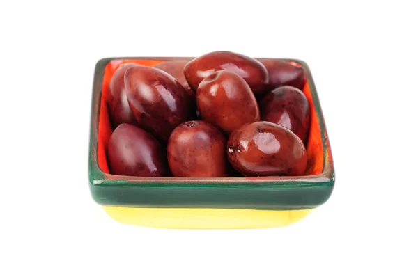 Olives Kalamata dans un bol isolé sur fond blanc — Photo