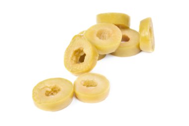 Beyaz arka plan üzerinde izole dilimlenmiş yeşil zeytin 