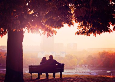 nehir kıyısında bir bankta Romantik Çift