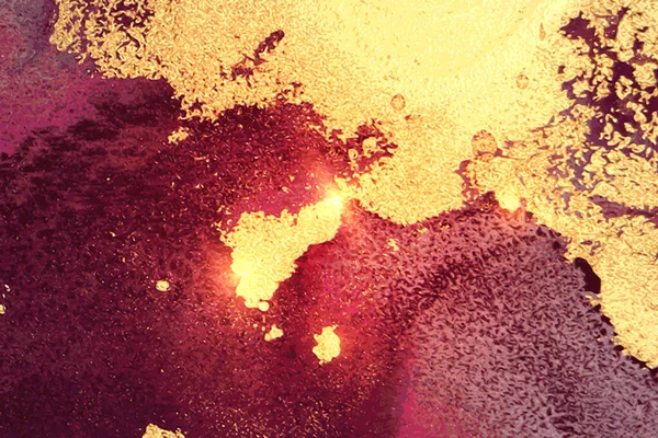 Goud, kastanjebruin en paars abstracte marmeren achtergrond met sprankelingen — Stockvector
