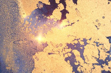 Altın, koyu mavi ve mor soyut alkol mürekkep mermer dokusu