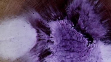 Mavi, siyah noktalar açık arkaplanda bulanıklaşır. Sıvı sanat.