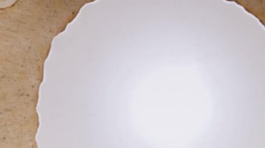 Kahverengi kenarlı beyaz bulanık bir arka plan. Yumuşak odak.