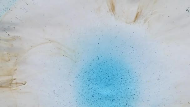 Le particelle blu si muovono dal centro su uno sfondo bianco-marrone. Concentrazione morbida. — Video Stock
