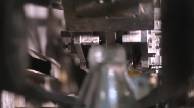 Otomatik meyve suyu koruma hattı. Donanım hata ayıklama. Otomatik vida sıkma hattı. Cam şişenin kapak büküm sistemini kuruyorum..