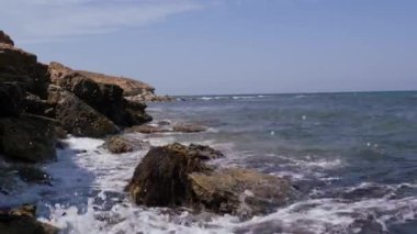 Kıyı kayalarında deniz dalgaları kopuyor..