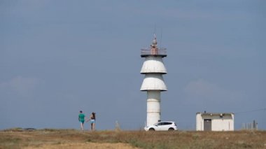 Bozkırda aktif beyaz bir deniz feneri..