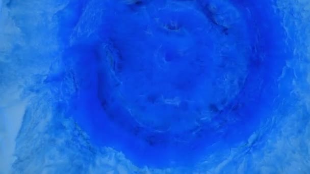 A kék foltok világos háttérrel elmosódnak. Folyékony művészet. — Stock videók