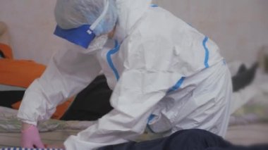 Bulaşıcı hastalıklar bölümündeki bir hastadan analiz için kan koleksiyonu..