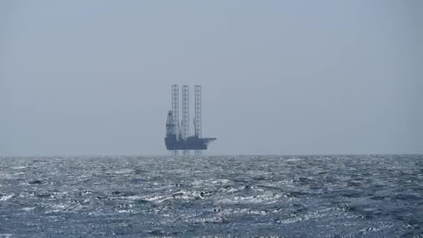 Plataforma de extracción de recursos de perforación mar adentro en el horizonte. — Vídeos de Stock