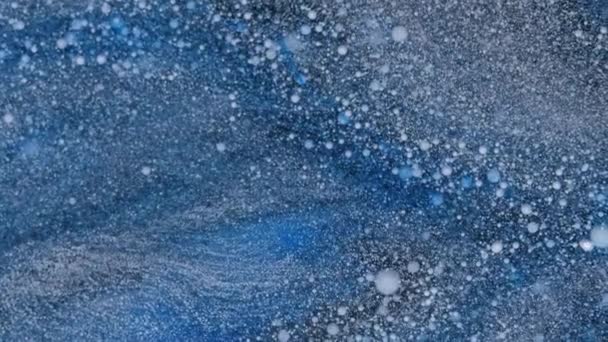 Mischen von blauen und weißen Farben in Flecken und Kugeln auf einem dreidimensional bewegten Neujahrs- und Weihnachtshintergrund, Übergang. — Stockvideo