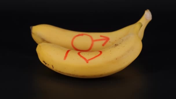 Banana sobre fondo negro. Un símbolo de masculinidad, fuerza masculina. — Vídeos de Stock
