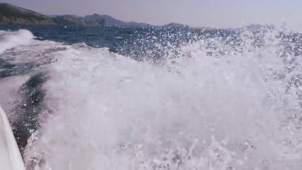 A hullámok kirepülnek a motorcsónak alól.. — Stock videók