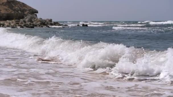Прибережні морські хвилі дитина пірнає в них . — стокове відео