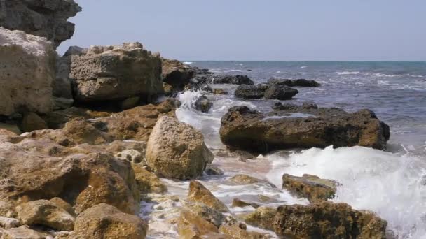 Ondas do mar quebram nas rochas costeiras. — Vídeo de Stock