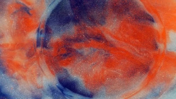 Lo sfondo rosso, blu e bianco è permeato da un'onda proveniente da una goccia di liquido. Spostamento brillante sfondo colorato astratto. — Video Stock