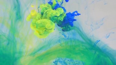 Sıvı soyutlamalar, suda mavi, sarı ve yeşil boyanın çözünmesi..