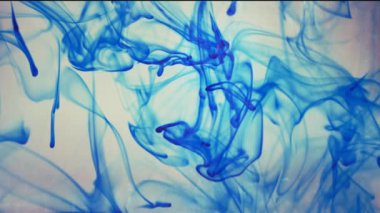 Sıvı bir alana mavi boya yayılıyor.