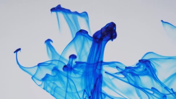 液体空間に青色の塗料の拡散. — ストック動画