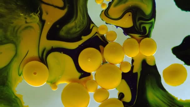 Chaotic movement, expansion of the bubble flow, swirls of yellow, black and white colors. — Stock Video