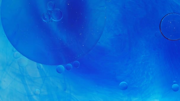 Chaotický pohyb, rozšíření toku bublin, víření modrých a bílých barev. — Stock video