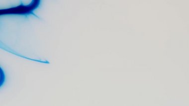 Geçerli boyanın mavi parçacıklarından oluşan beyaz arkaplan üzerinde hareket eden arkaplan.