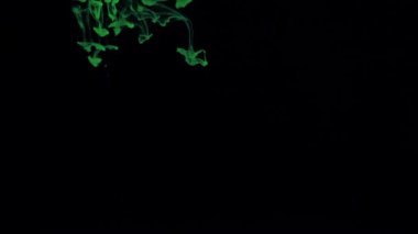 Parlak yeşil boya parçacıklarının filizlenmesi.