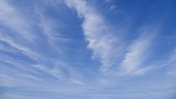 Movimiento de las nubes de cirros por el cielo azul. — Vídeo de stock