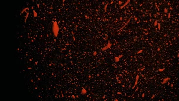 Оранжевые объемные флуоресцентные частицы перемещаются и изменяются на черном движущемся фоне, переход. — стоковое видео