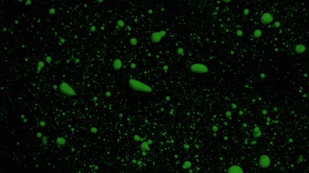 Zielone objętościowe cząstki fluorescencyjne poruszają się i zmieniają na czarnym ruchomym tle, przejście. — Wideo stockowe