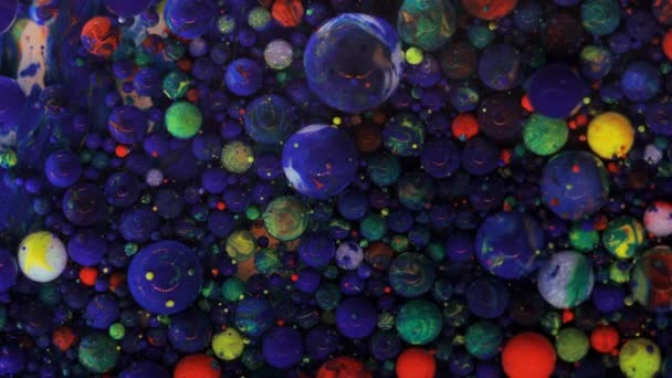 Fond mouvant composé de boules violet-bleu se déplaçant d'une manière chaotique. — Video