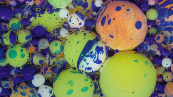 Fond pastel mouvant composé de boules bleu-violet se déplaçant d'une manière chaotique. — Video