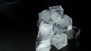 Siyah arka planda buz küpleri. Dumanla dolu.