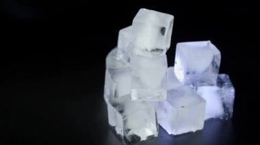 Siyah zemin üzerinde buz küpleri.