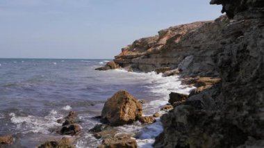 Kıyı kayalarında deniz dalgaları kopuyor..