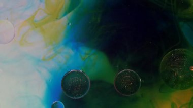 Kaotik hareket, akışın genişlemesi, sarı, yeşil, mavi ve kırmızı kıvrımlar..