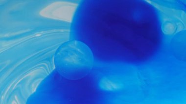 Kaotik hareket, kabarcık akışının genişlemesi, mavi ve beyaz renk girdapları.