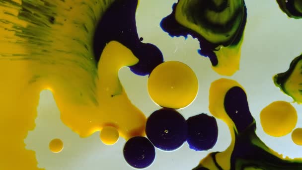 Movimento caótico, expansão do fluxo de bolhas, redemoinhos de cores amarelas, pretas e brancas. — Vídeo de Stock