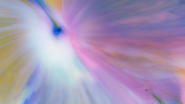 Mermer kıvrımlar, akan çok renkli nehirler, kırmızı, mavi ve beyaz renkler.