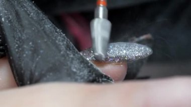 Elin tırnağını değirmen makinesiyle temizliyorum. Donanım birleştirilmiş manikür.