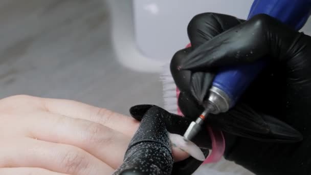 Очистка ногтя руки фрезерным станком. Комбинированный маникюр. — стоковое видео