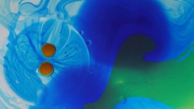 Kaotik hareket, kabarcık akışının genişlemesi, mavi ve kahverengi renk girdapları.