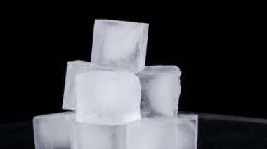 Buz küpleri piramidi kendi ekseni etrafında döner.