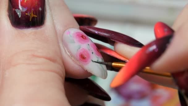 Aplicando un patrón floral a la uña. — Vídeo de stock